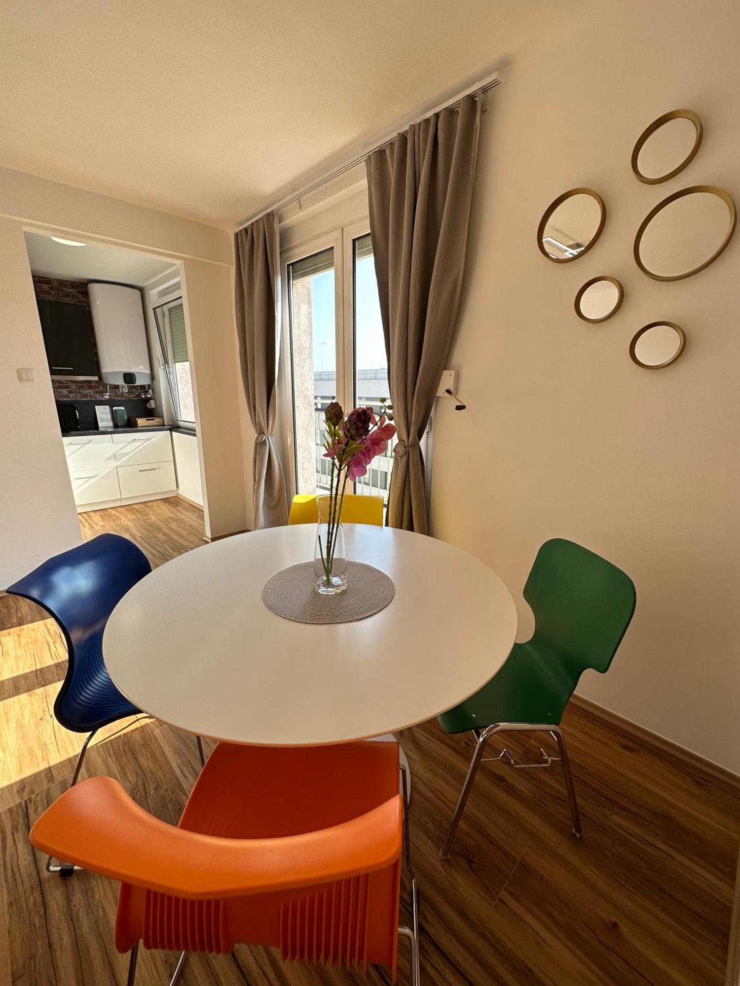 Moderne Wohnung Mit 2 Balkonen, Self Check-In, Parking Graz Bagian luar foto